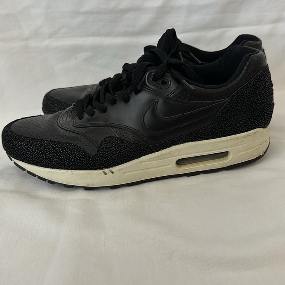 Men’s Black Nike Sneakers - Picture 2 of 4